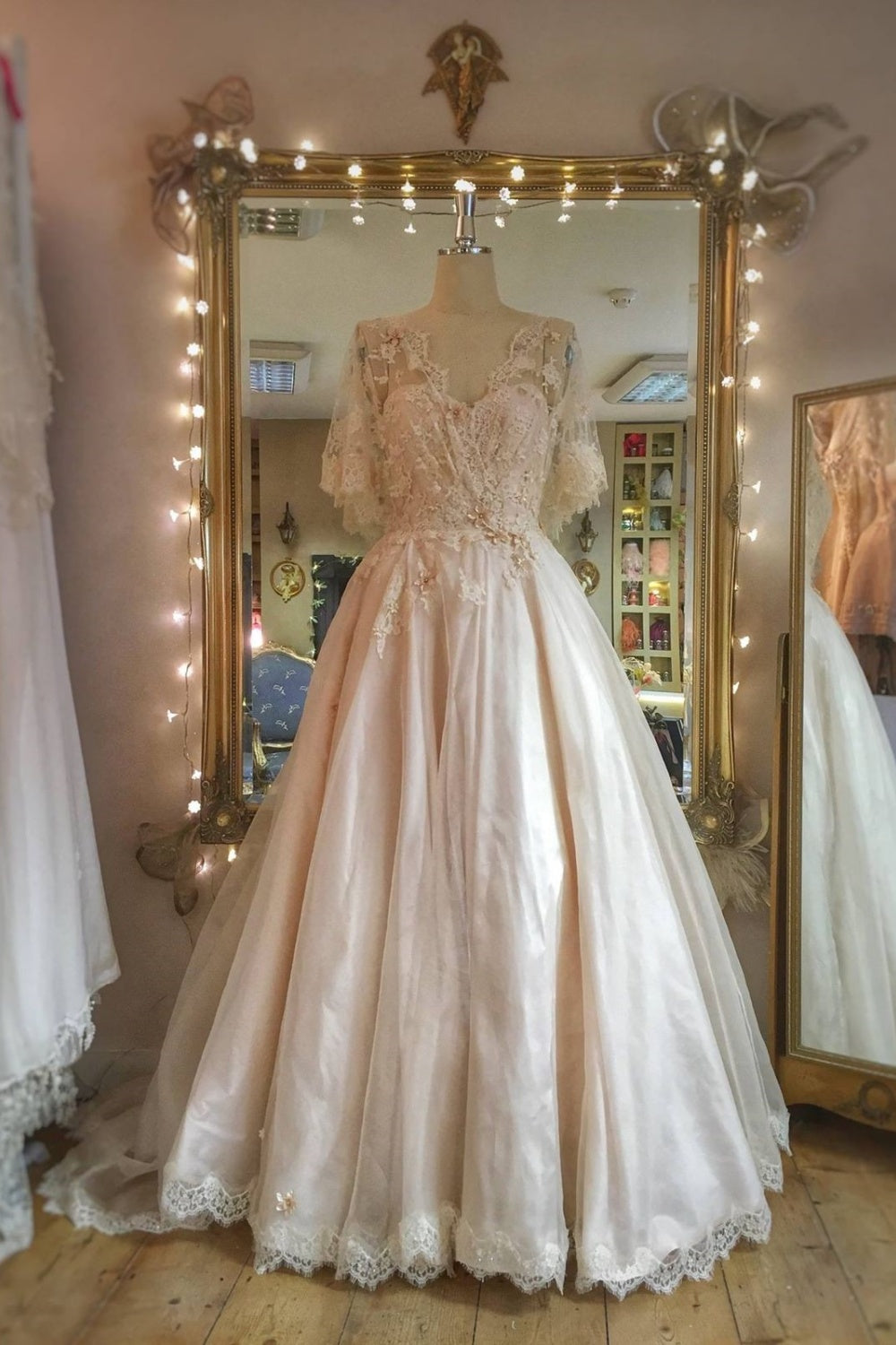 NiceVestidos--Vintage Romantic Lace & Tulle Gown with Short Sleeves Floor-Length Elegant Dress NV5896