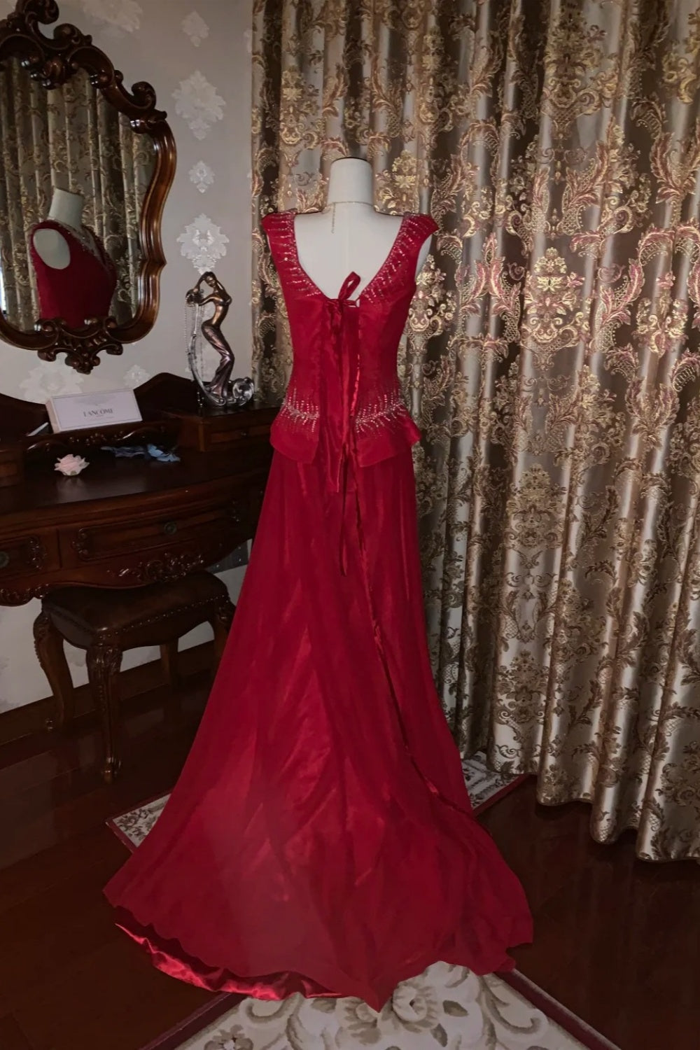 Luxuriöses, elegantes, weinrotes, perlenbesetztes, ärmelloses Abendkleid mit V-Ausschnitt und Schleppe – Brautmutterkleid & Abendkleid NV6372