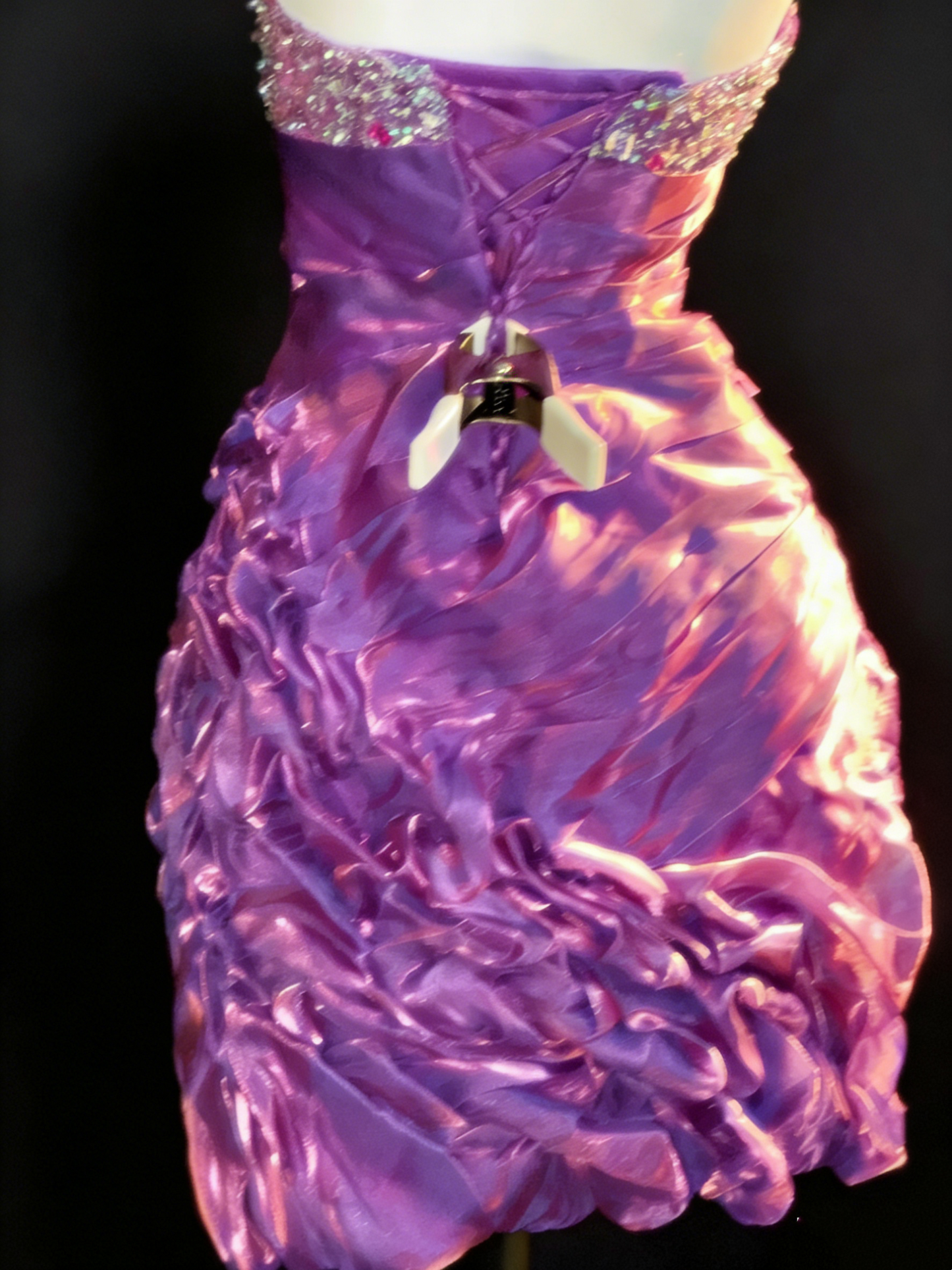 Schimmerndes, lilafarbenes, trägerloses Minikleid mit Schleife – plissiertes Luxus-Satinkleid NV6762