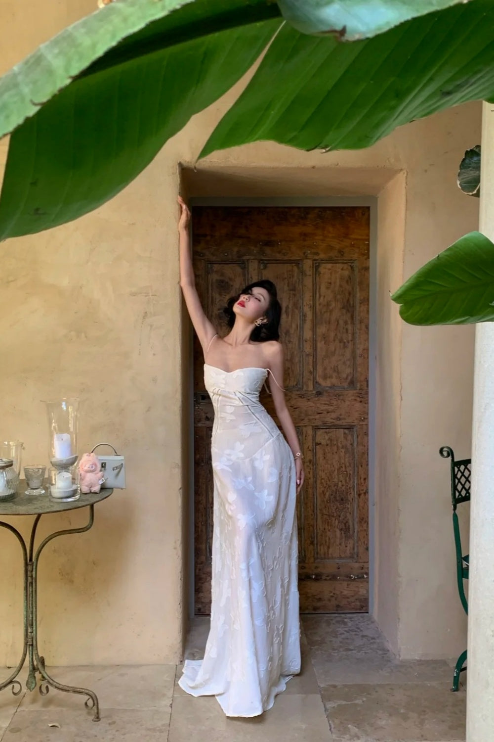 Weißes, besticktes Abendkleid: Trägerloses, rückenfreies Chiffonkleid mit dünnen Trägern, elegantes Modell NV6405