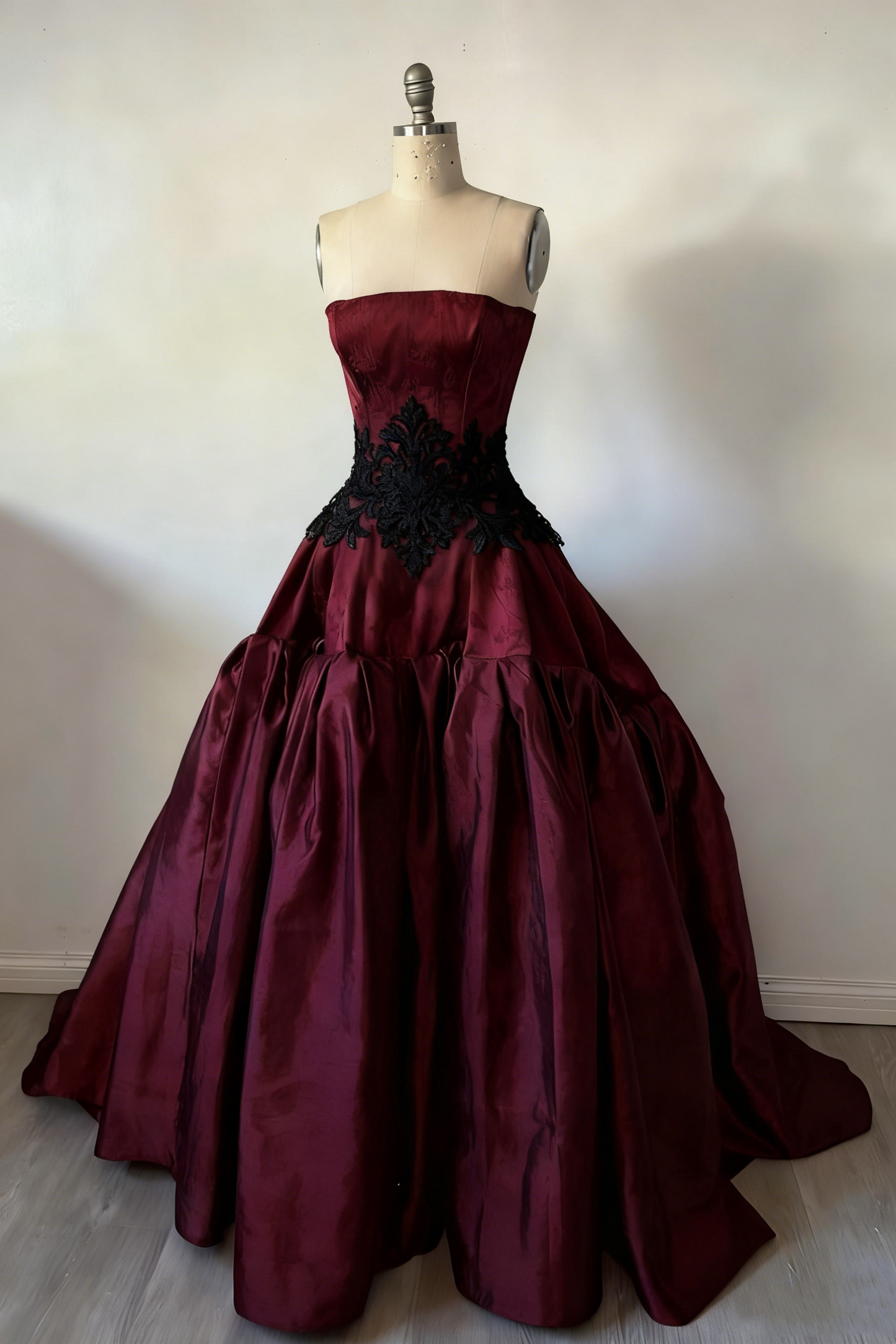 NiceVestidos – Burgunderrotes, ärmelloses, bodenlanges Vintage-Abendkleid aus Satin mit schwarzen Spitzeneinsätzen, trägerlos, mit Spitzenbesatz, NV6199