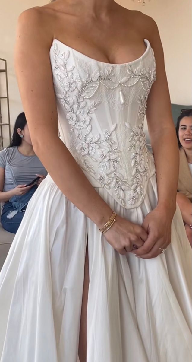 NiceVestidos-_Vintage White Lace Bead-Embroidered Strapless Slit Train Court Style Wedding Gown NV5918