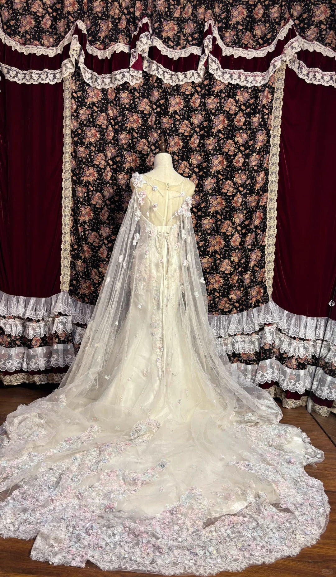 White Gorgeous Delicate Floral Appliqué Long Tulle Floor Length Train Ball Gown Evening Dress Wedding Dress nv4016