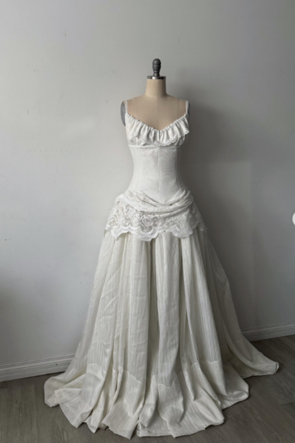 Robe bustier blanche à taille haute et empiècement en dentelle froncée NV6253