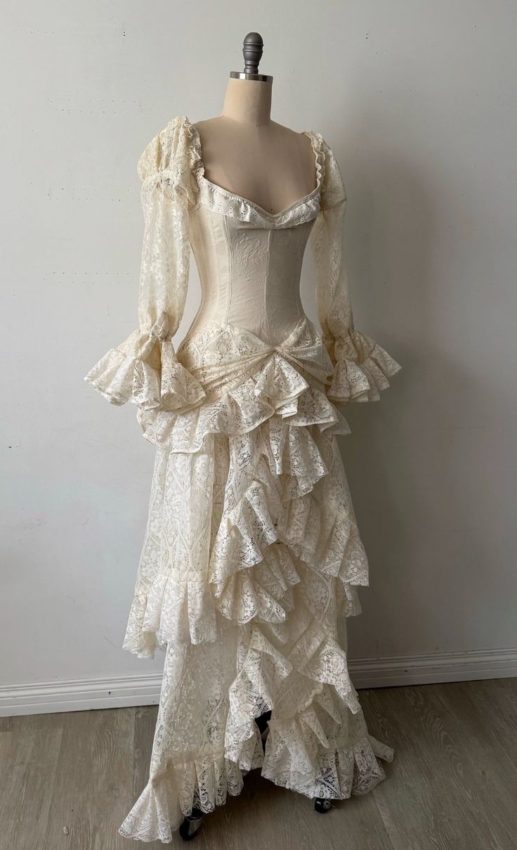 NiceVestidos-_long sleeves prom Long, exquisite lace ball gown NV6031