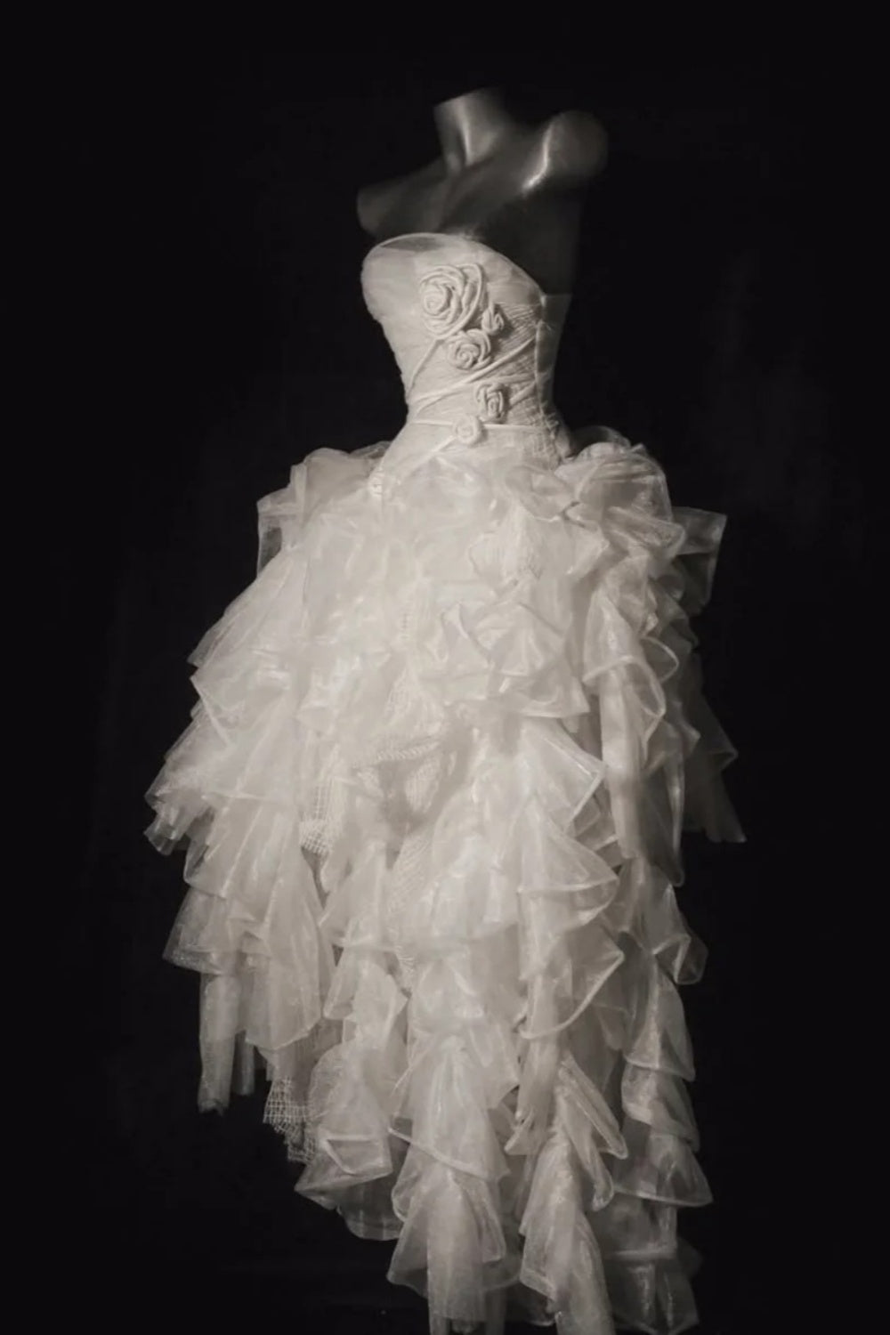 Weißes Organza-Abendkleid mit 3D-Rosenmuster | Trägerloses, asymmetrisches Kleid mit Schleppe | Feenhaftes Luxus-Couture-Abendkleid für Hochzeitsfotos NV6324