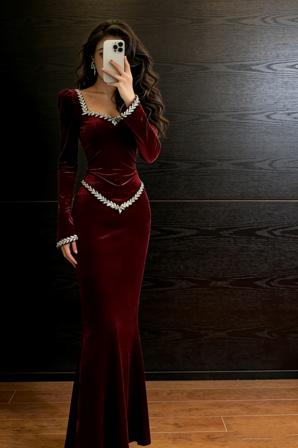 Glamouröses burgunderrotes Samtkleid mit Strassbesatz, langen Ärmeln und figurbetonter Silhouette NV6751