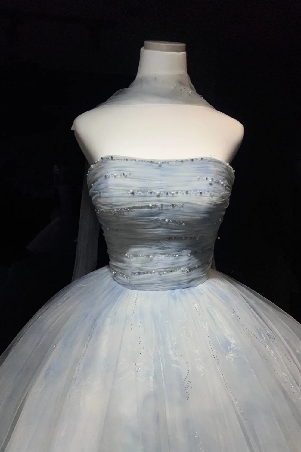 Traumhaftes himmelblaues, trägerloses Ballkleid mit Ombré-Effekt und Perlenbesatz, inklusive Tüllschal, Feen-Stil, Abschlussballkleid NV6868