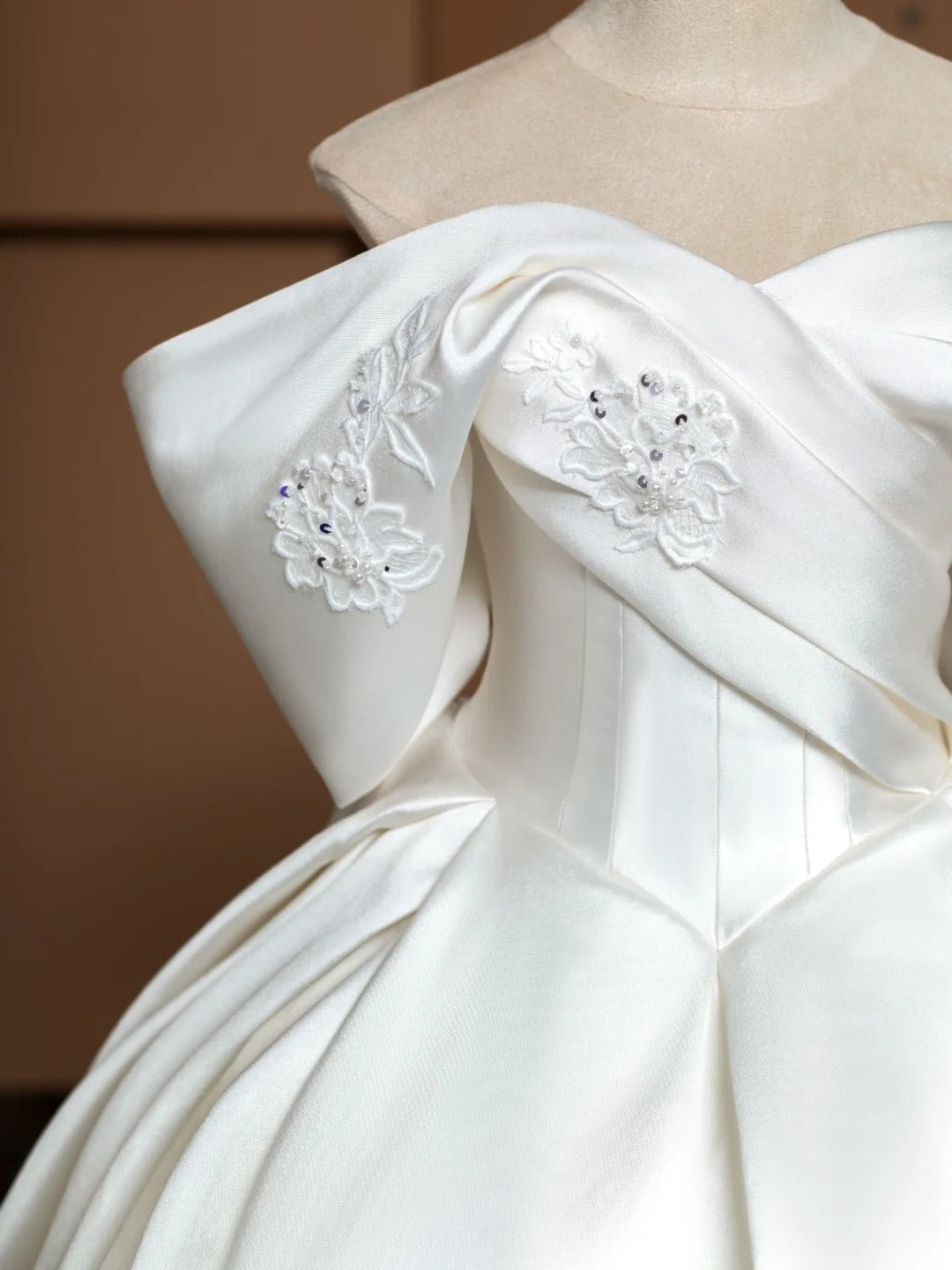 White Floral Applique Beading Elegant Fashion Long Satin Prom Dress Evening Gown Party Dress Wedding Dress nv4747
