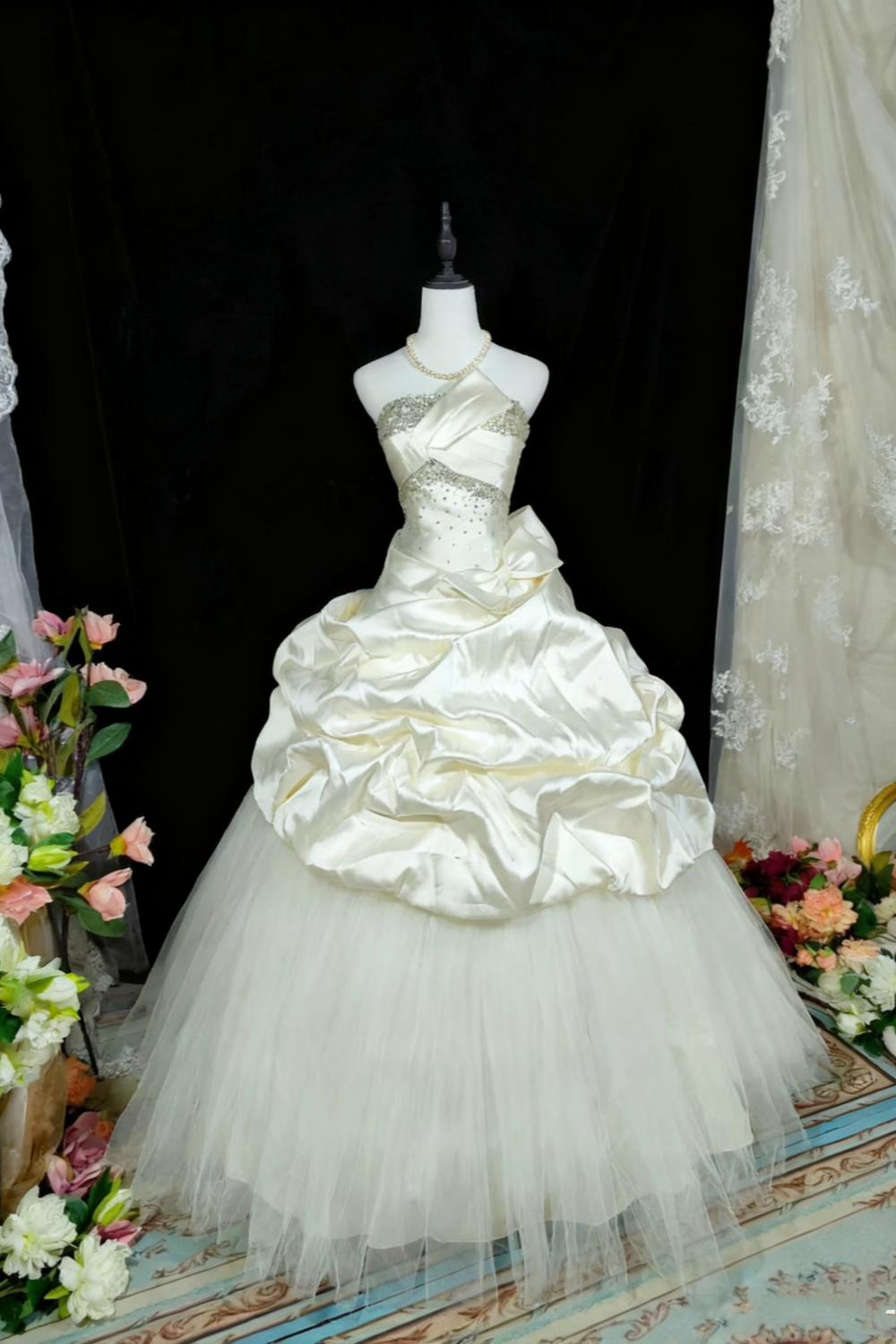 NiceVestidos-_Vintage Cream Satin Rhinestone-Embellished Big Bow Tiered Tulle Court Style Wedding Gown NV5914