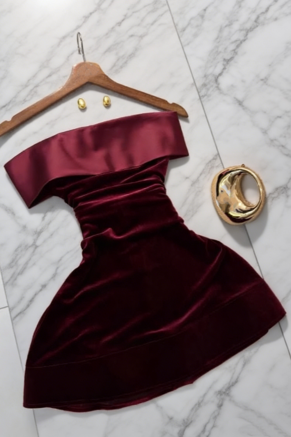Atmosphärisches burgunderrotes Samtkleid ohne Träger - Satin-Abendkleid mit schulterfreiem Ausschnitt NV6757