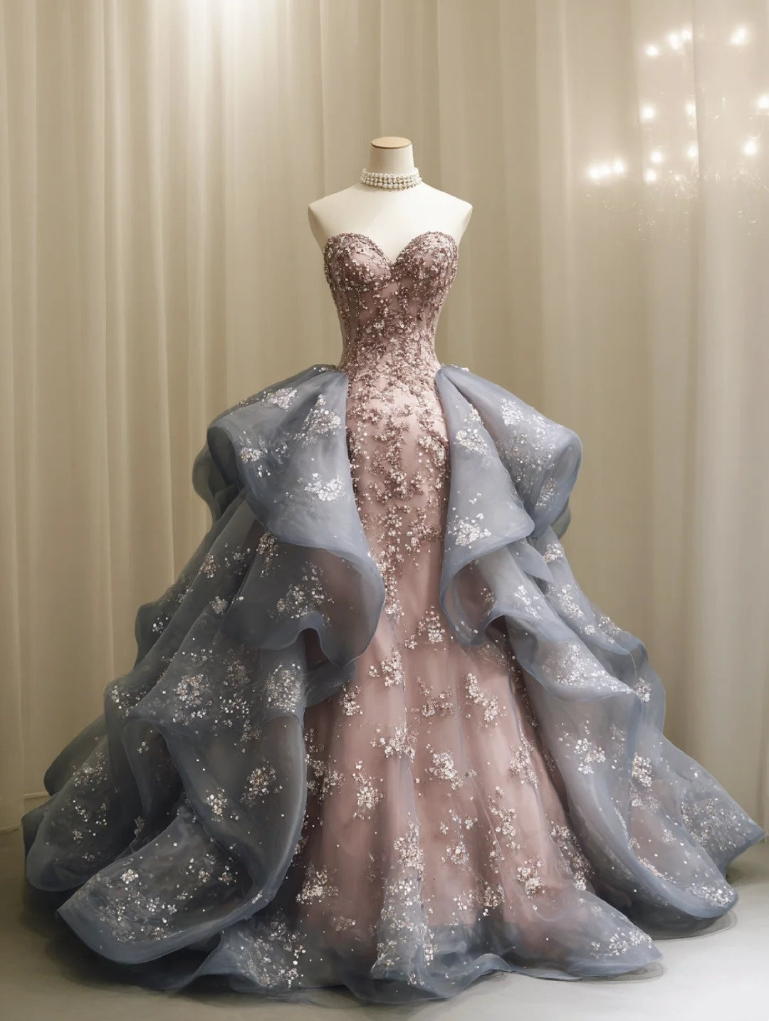 Schimmernder Schneeglanz | Champagnerrosafarbenes Ballkleid für einen Winterball NV6519