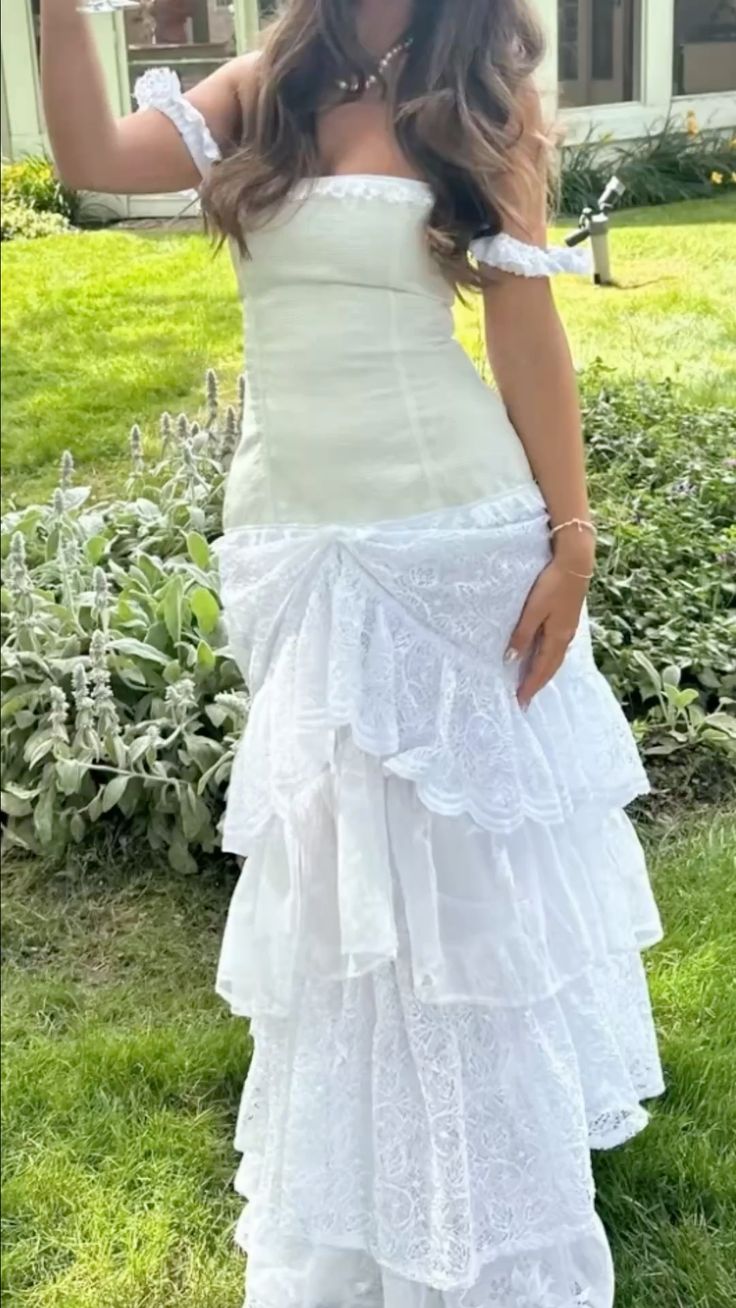 NiceVestidos – Vintage-Abendkleid im Court-Stil aus cremefarbener und weißer Spitze mit Stufenrock und schulterfreiem Ausschnitt NV5920