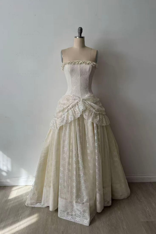 NiceVestidos--Vintage Strapless Lace High-End Wedding Dress, Court Style Corset 3D Floral Embellished Ball Gown for Retro Wedding NV5891