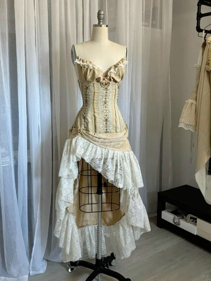 Beiges, asymmetrisches High-Low-Abendkleid mit Spitzeneinsätzen NV6239