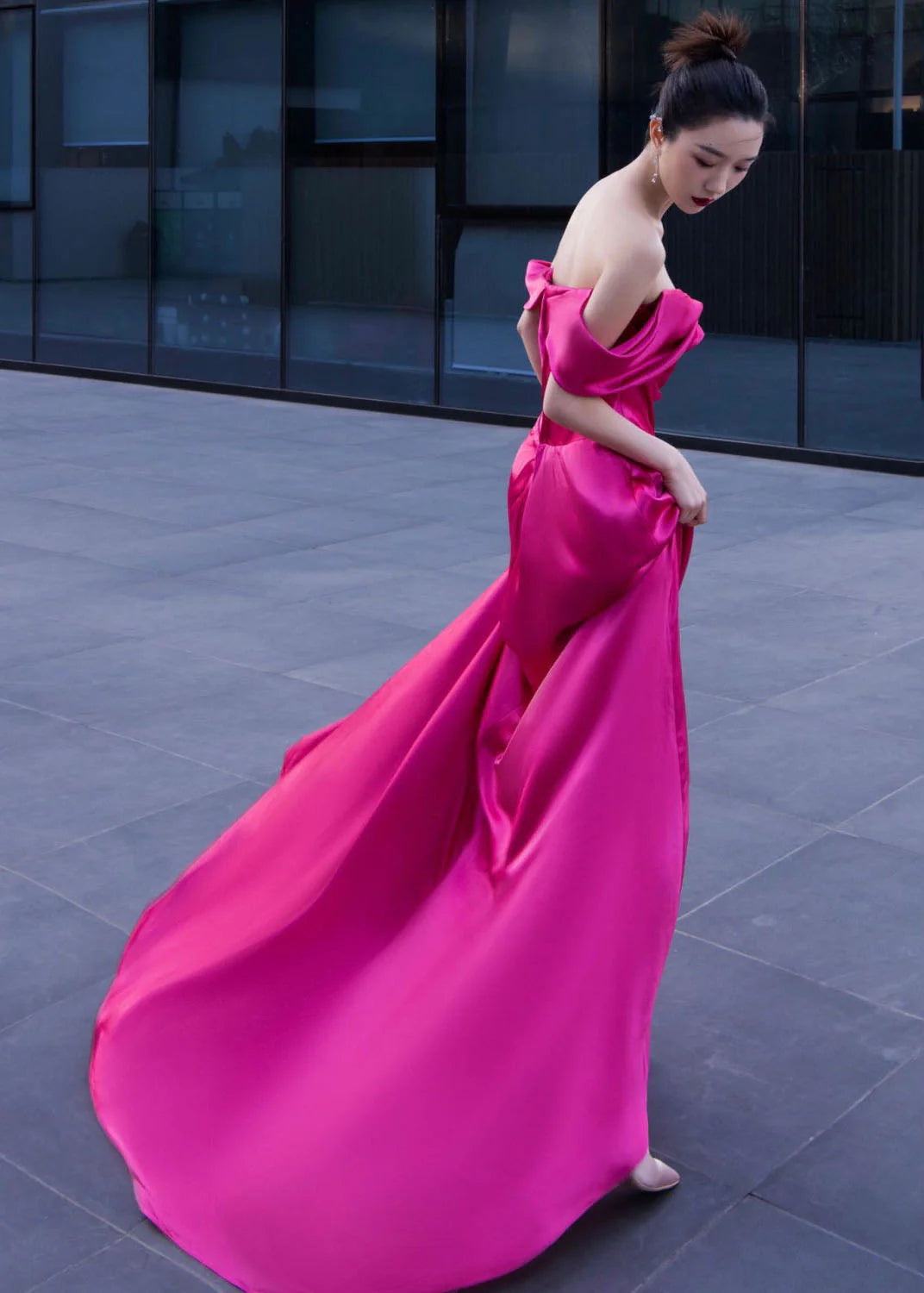Off Shoulder Short Sleeves Formal Evening Party Dress Satin Zipper Closure Floor Length Prom Gowns with Slit nv1619