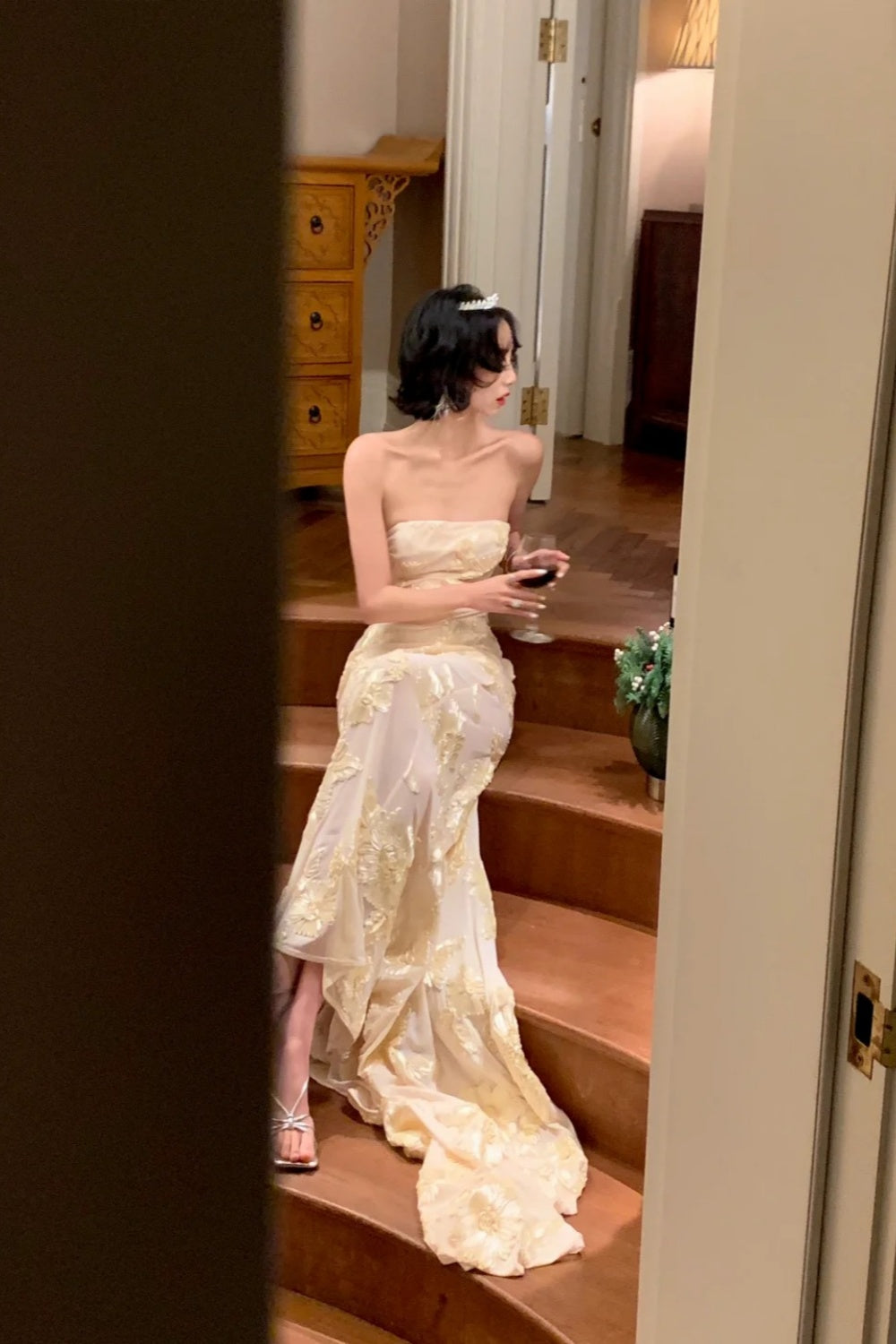 Französisches Diva-Kleid mit Stickerei: Transparenter Tüll, lange Schleppe, exklusives Partykleid NV6415