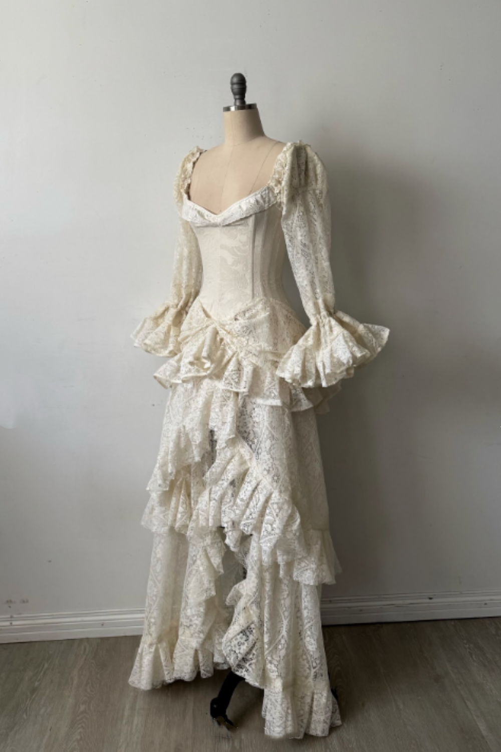 NiceVestidos-_long sleeves prom Long, exquisite lace ball gown NV6031