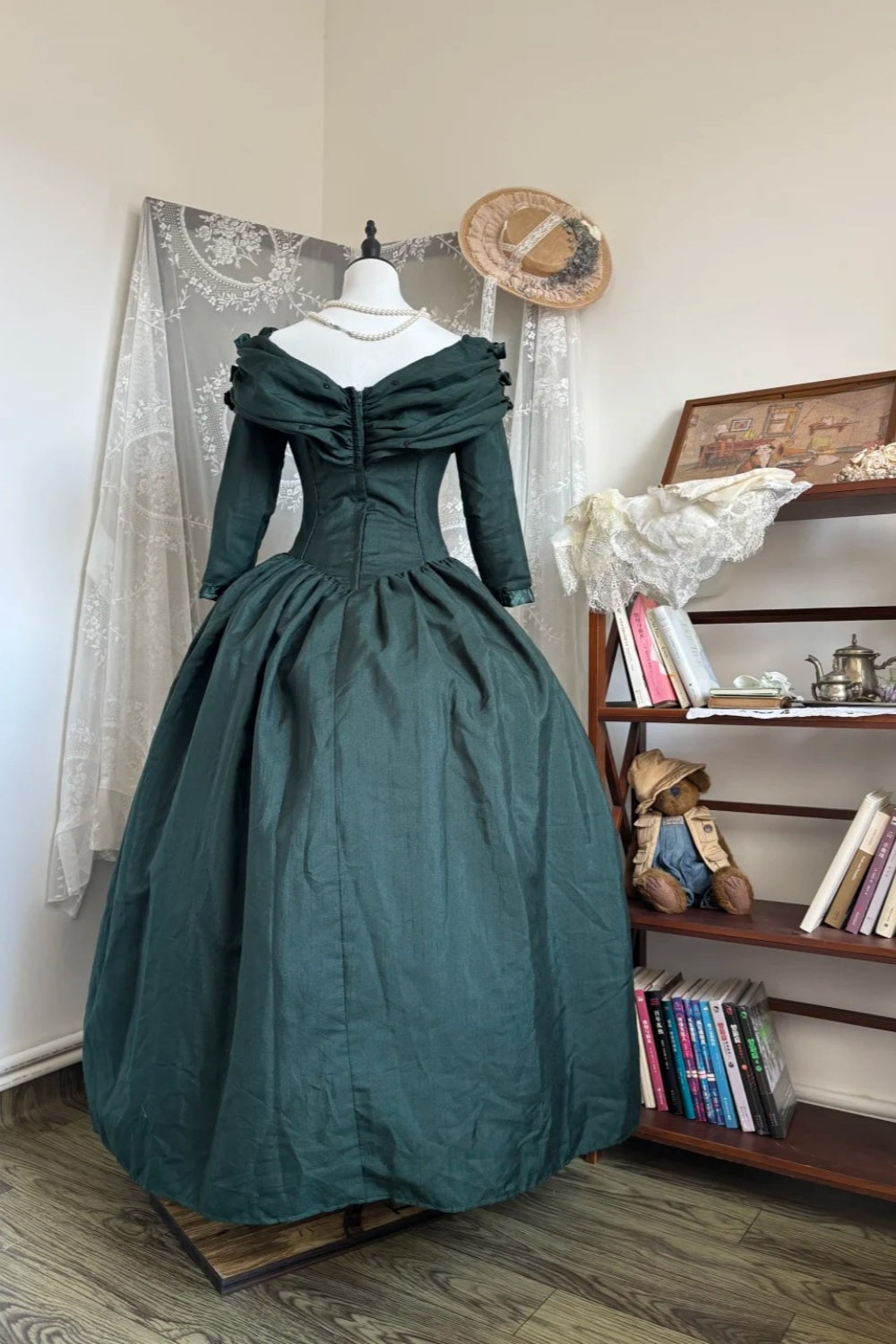 Viktorianisches Ballkleid im Retro-Stil, dunkelgrün, schulterfrei, mit Puffärmeln – Mottoball- und Cosplay-Kleid NV6364