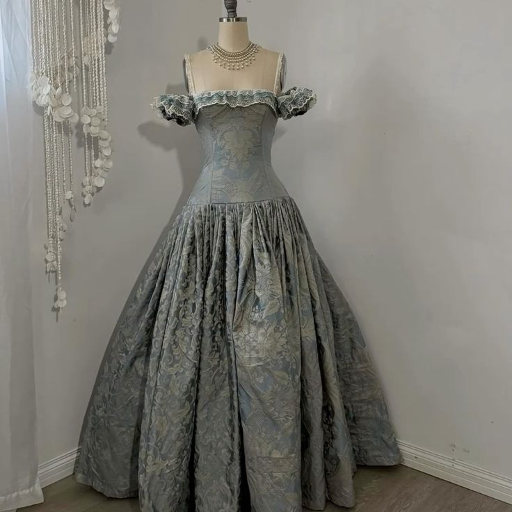 Nebelblaues Brokat-Ballkleid mit schulterfreiem Schnitt, tailliert, NV6242