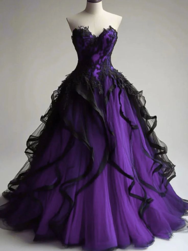 NiceVestidos – Gothic-Abendkleid aus lila Tüll mit Schleppe, trägerloses, schwarzes Spitzenkleid (NV6159)