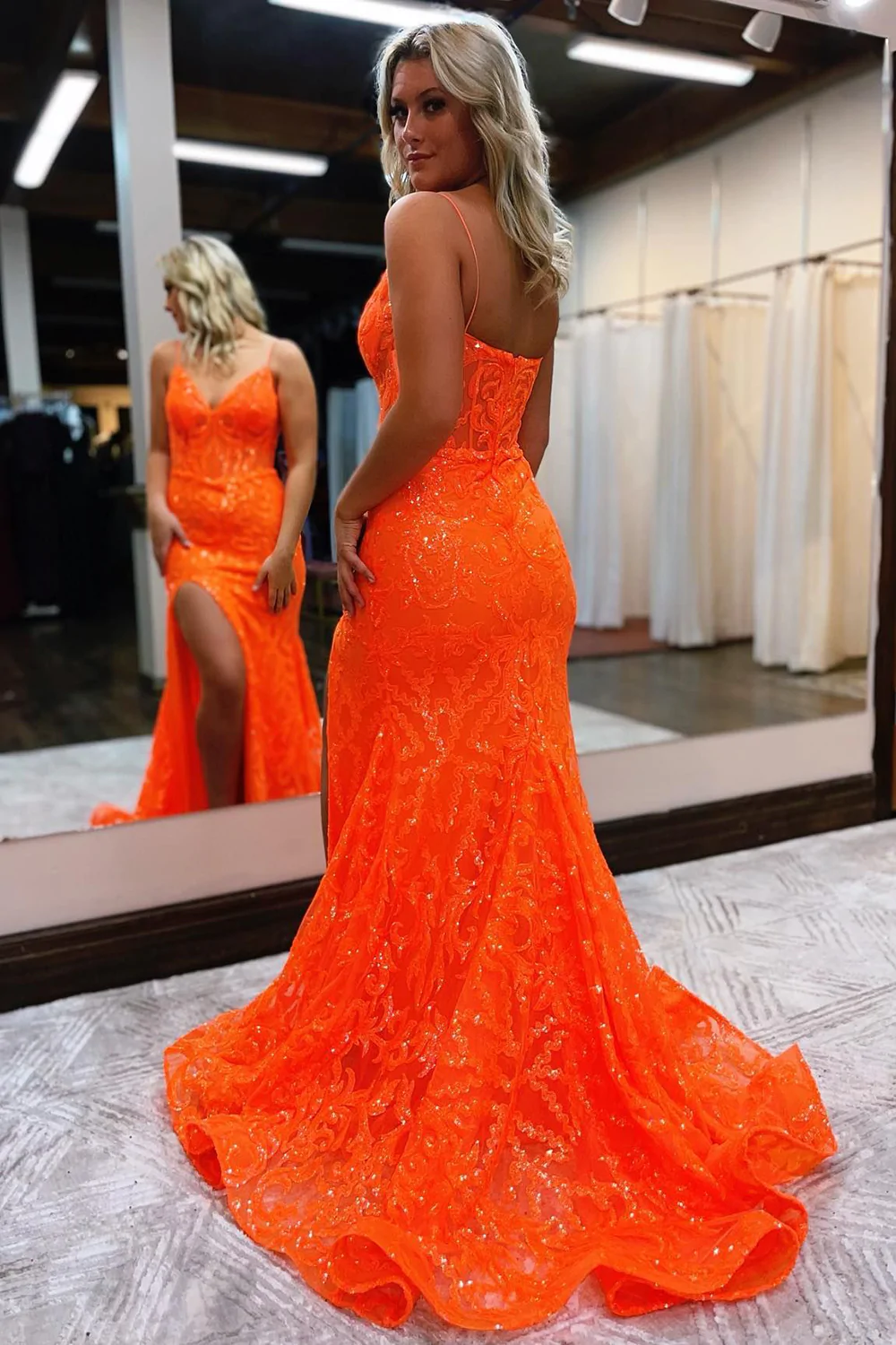 Orangefarbenes Meerjungfrau-Ballkleid mit Spaghettiträgern nv632