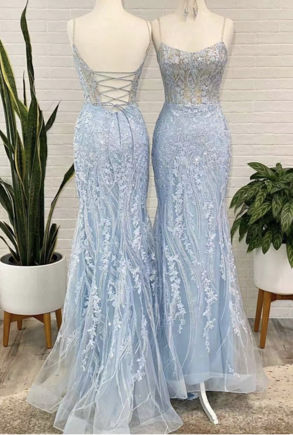 Elegantes himmelblaues Ballkleid mit Spitzenapplikationen nv283