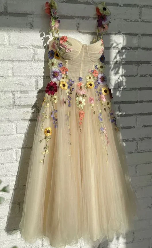 Champagnerfarbenes, wadenlanges Abendkleid aus Tüll mit Blumen, Champagnerfarbenes Ballkleid nv525