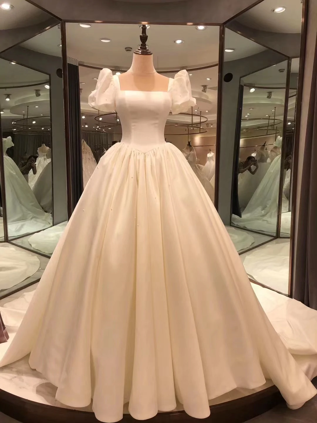 White Vintage Elegant Pearl Beading A-line Long Satin Ball Gown Evening Gown Wedding Dress nv388