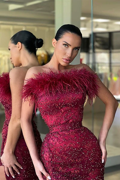 BURGUNDERROT TRÄGERLOSES MEERJUNGFRAU-BALLKLEID MIT SCHLITZ UND PAILLETTEN, PERLEN, FEDERN nv375