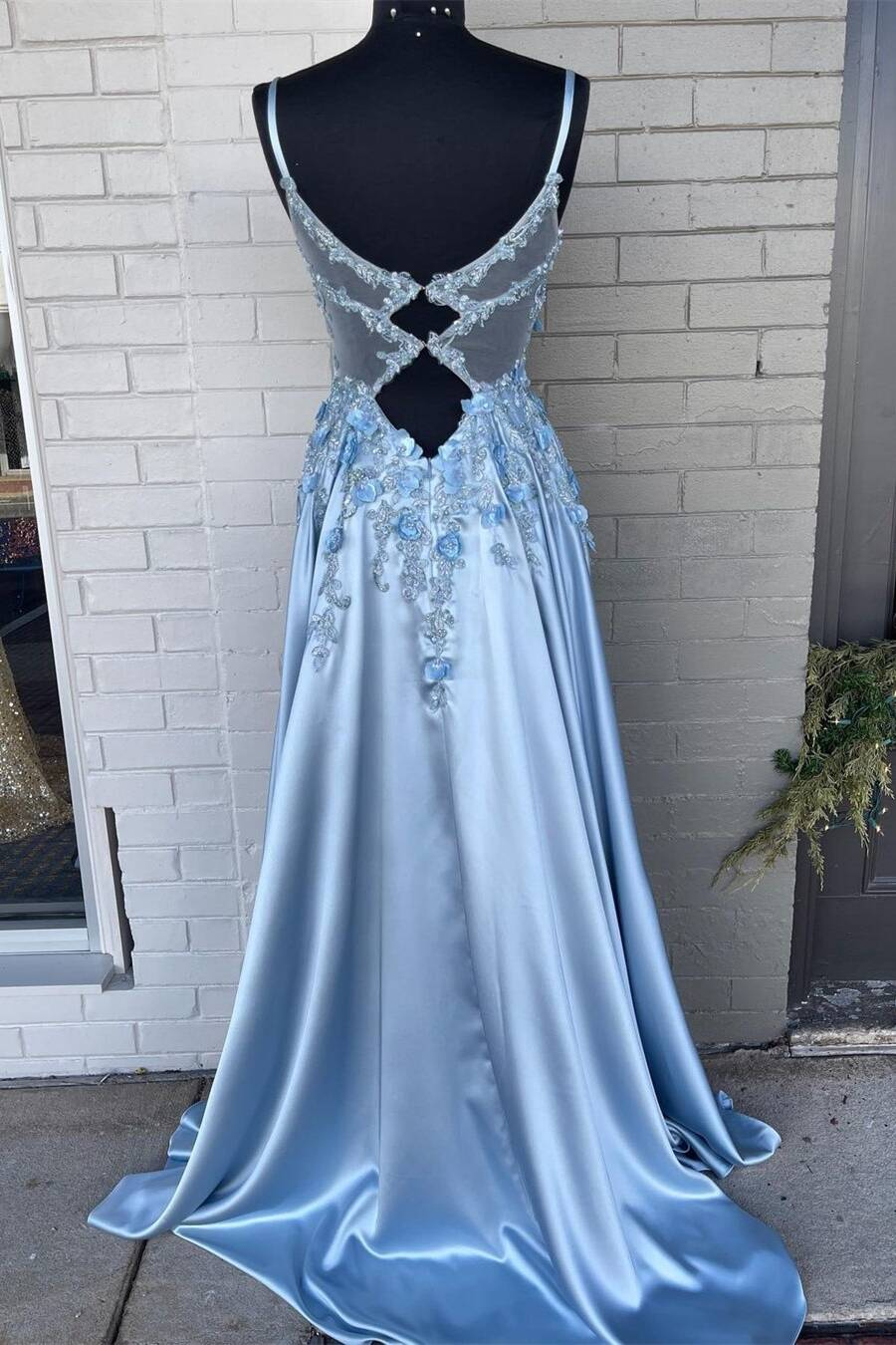Hellblaues langes A-Linien-Ballkleid aus Satin mit 3D-Blumen nv295