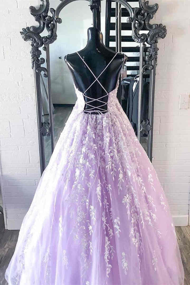 Elegantes Lavendel Ballkleid mit Trägern und Spitzenapplikationen nv131