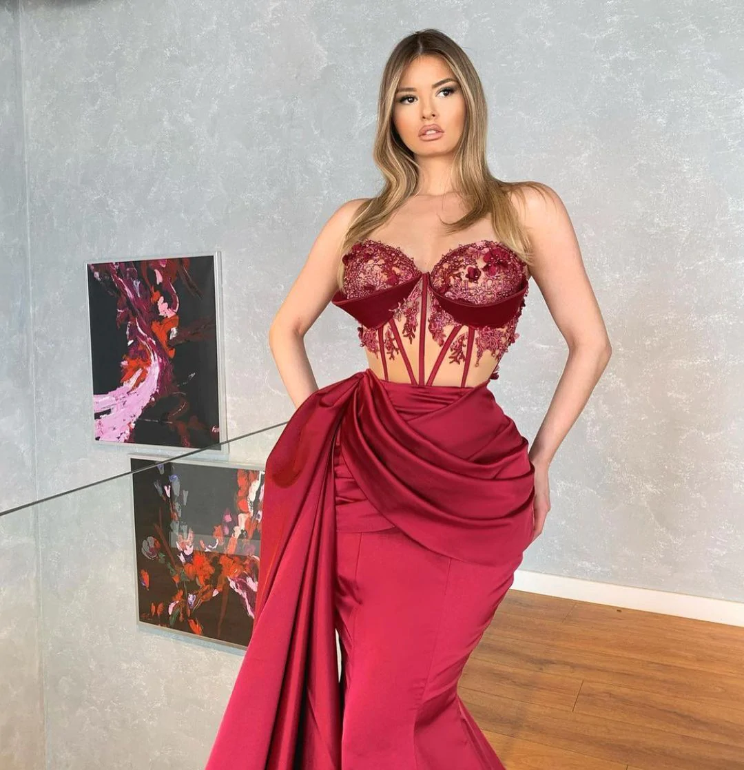 Bezauberndes ärmelloses Meerjungfrau-Ballkleid mit Blumenapplikationen nv355