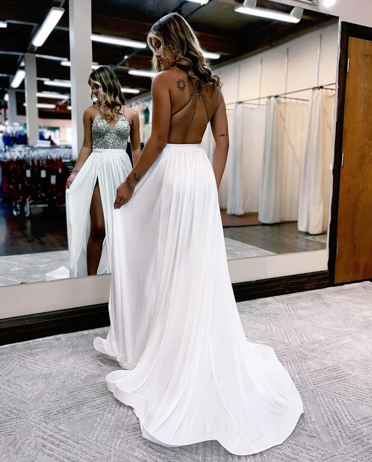 Charmantes, figurbetontes, kurzes Ballkleid mit V-Ausschnitt, silbernen Pailletten und abnehmbarer Schleppe, nv320