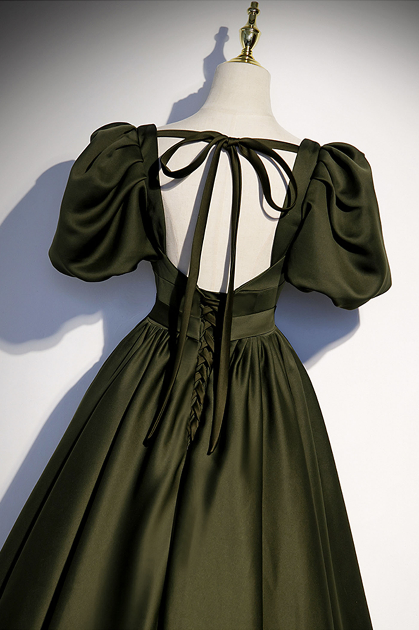 LANGES ABENDKLEID AUS GRÜNEM SATIN, A-LINIE, nv390