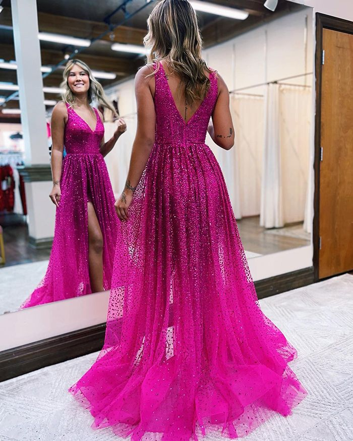 Perlenbesetztes Ballkleid aus fuchsiafarbenem, plissiertem Tüll mit V-Ausschnitt und Seitenschlitz nv565