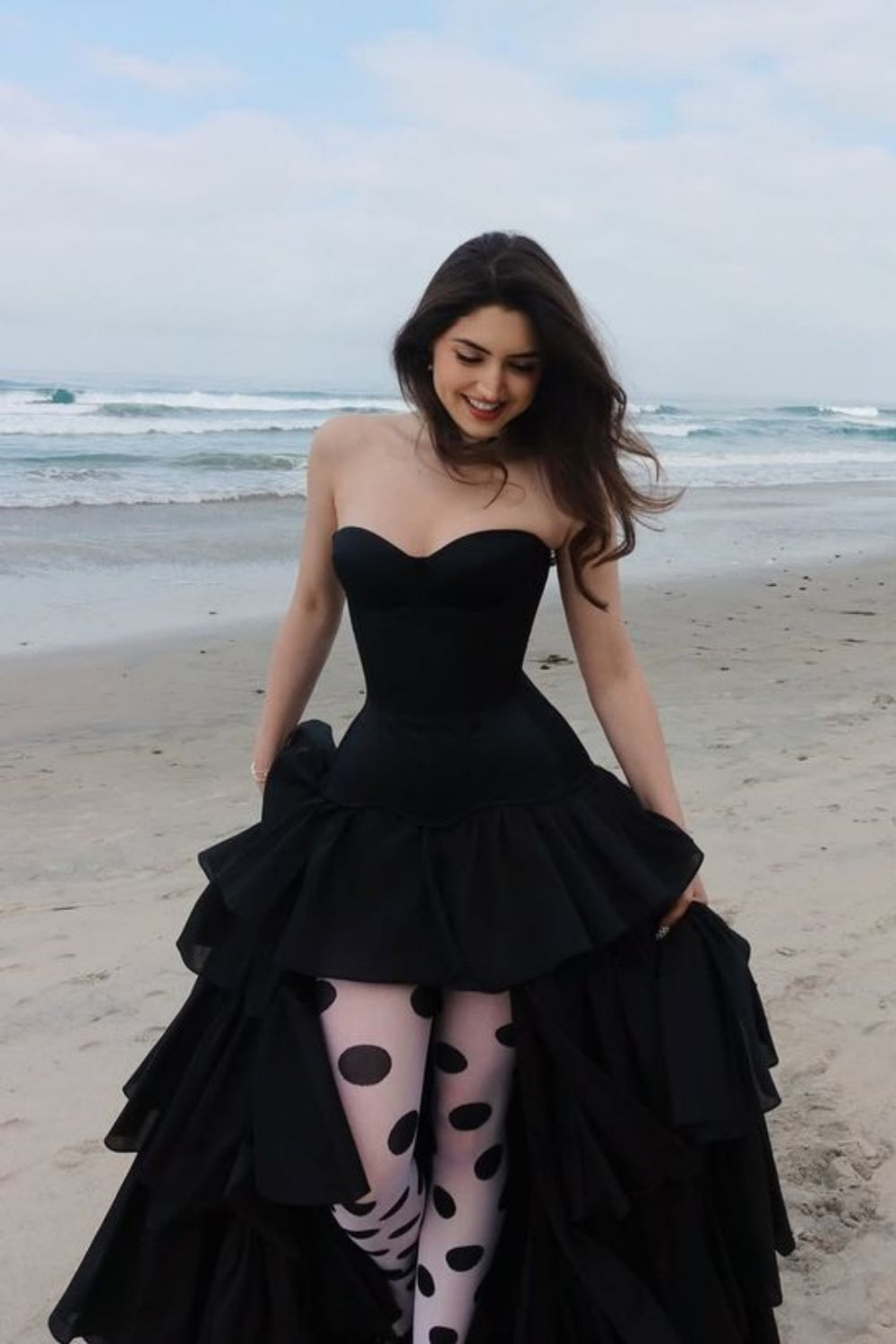 Luxuriöses, perlenbesetztes Abendkleid im Palaststil mit Spaghettiträgern | Schwarzes Satin-Maxikleid mit Schleppe für Galas, Preisverleihungen und exklusive gesellschaftliche Anlässe NV6271