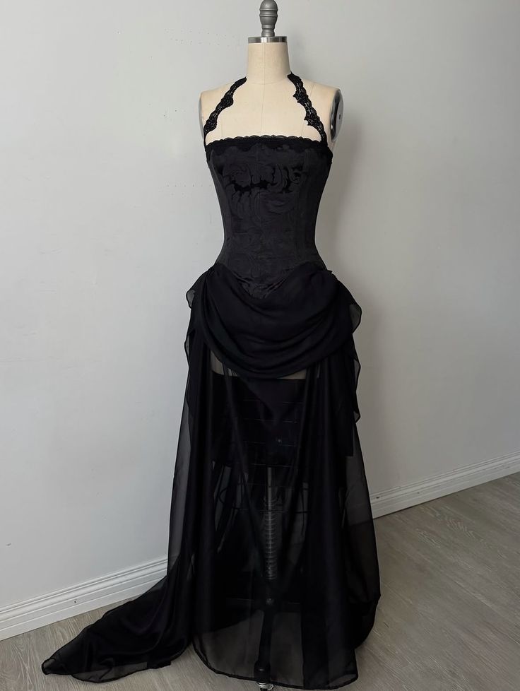 Schwarzes Spitzenkleid mit Neckholder und hohem Schlitz NV6245