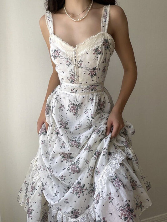 NiceVestidos – Langes, geblümtes Spitzenkleid im Boho-Stil mit Spaghettiträgern, taillierter Silhouette und ausgestelltem Saum (VN5904)