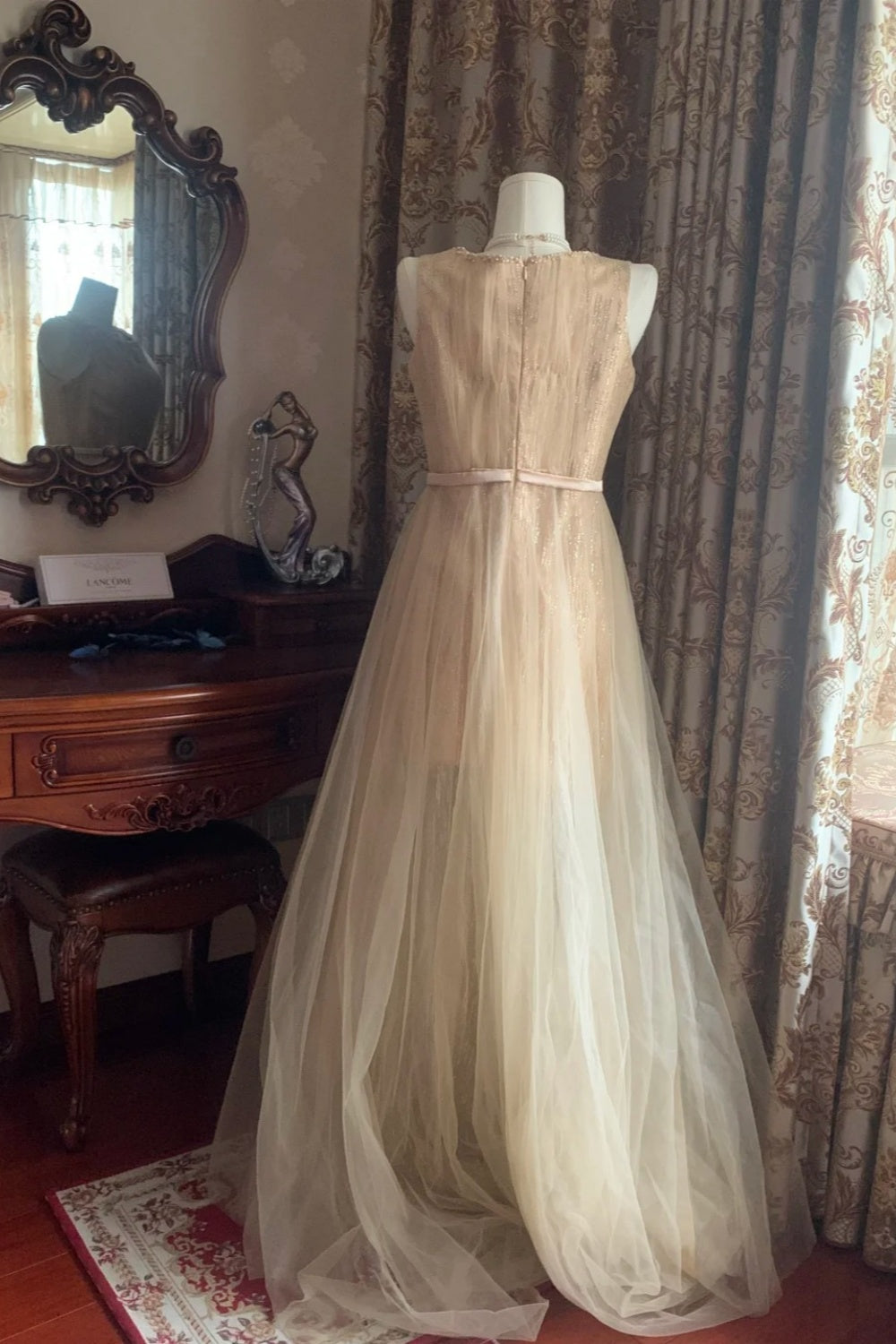 Elegantes, champagnerfarbenes Tüllkleid im Retro-Stil mit Schleppe und Taillenband – perfekt für Nachmittagstee und Verlobung (NV6366)