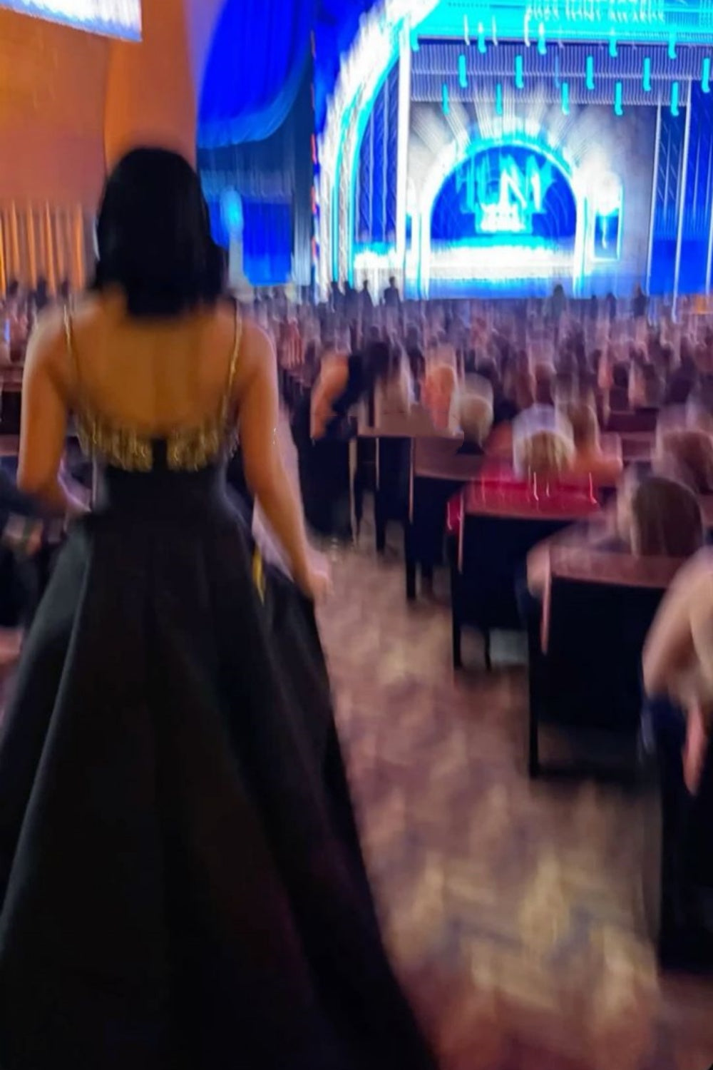 Luxuriöses, perlenbesetztes Abendkleid im Palaststil mit Spaghettiträgern | Schwarzes Satin-Maxikleid mit Schleppe für Galas, Preisverleihungen und exklusive gesellschaftliche Anlässe NV6270