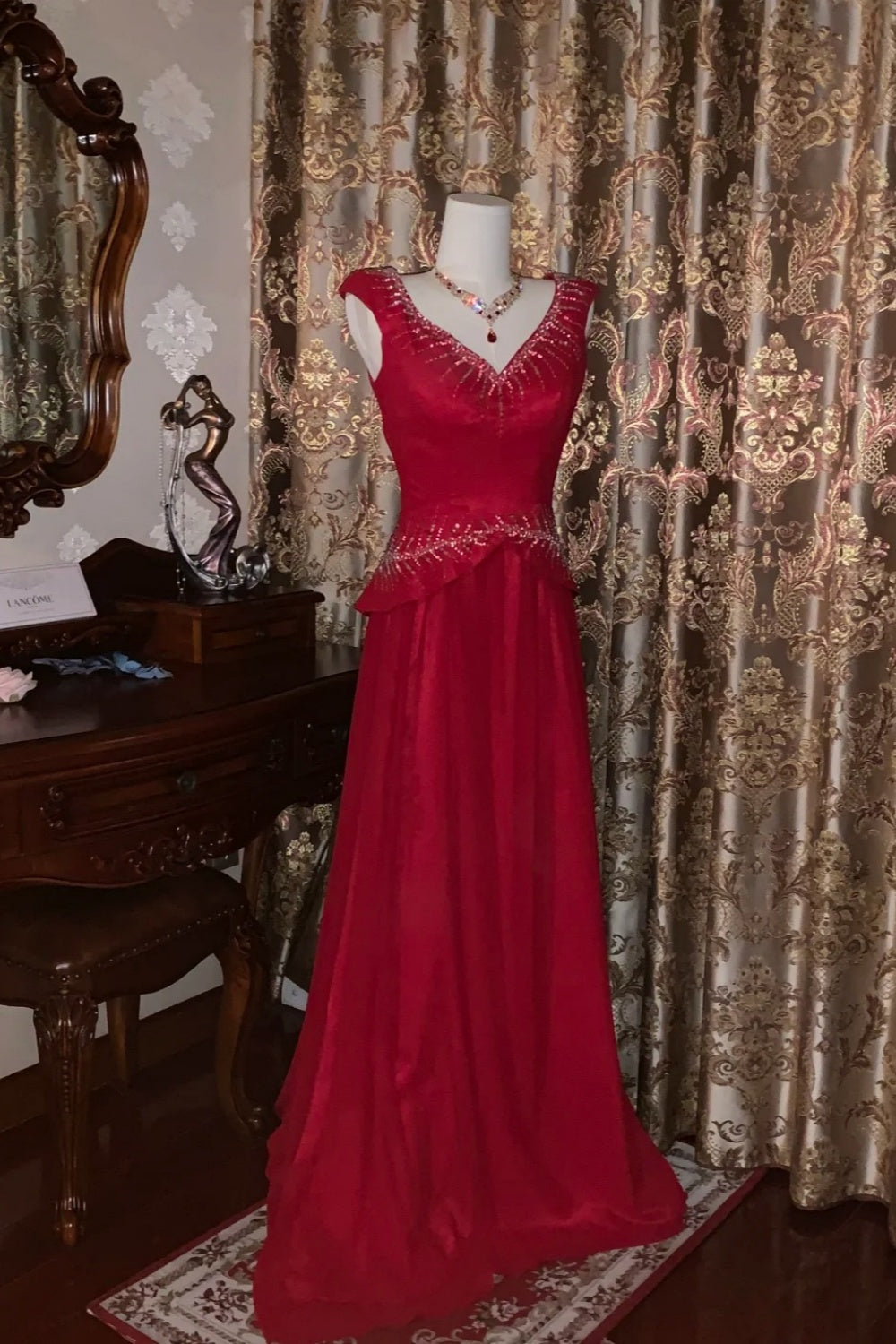 Luxuriöses, elegantes, weinrotes, perlenbesetztes, ärmelloses Abendkleid mit V-Ausschnitt und Schleppe – Brautmutterkleid &amp; Abendkleid NV6372