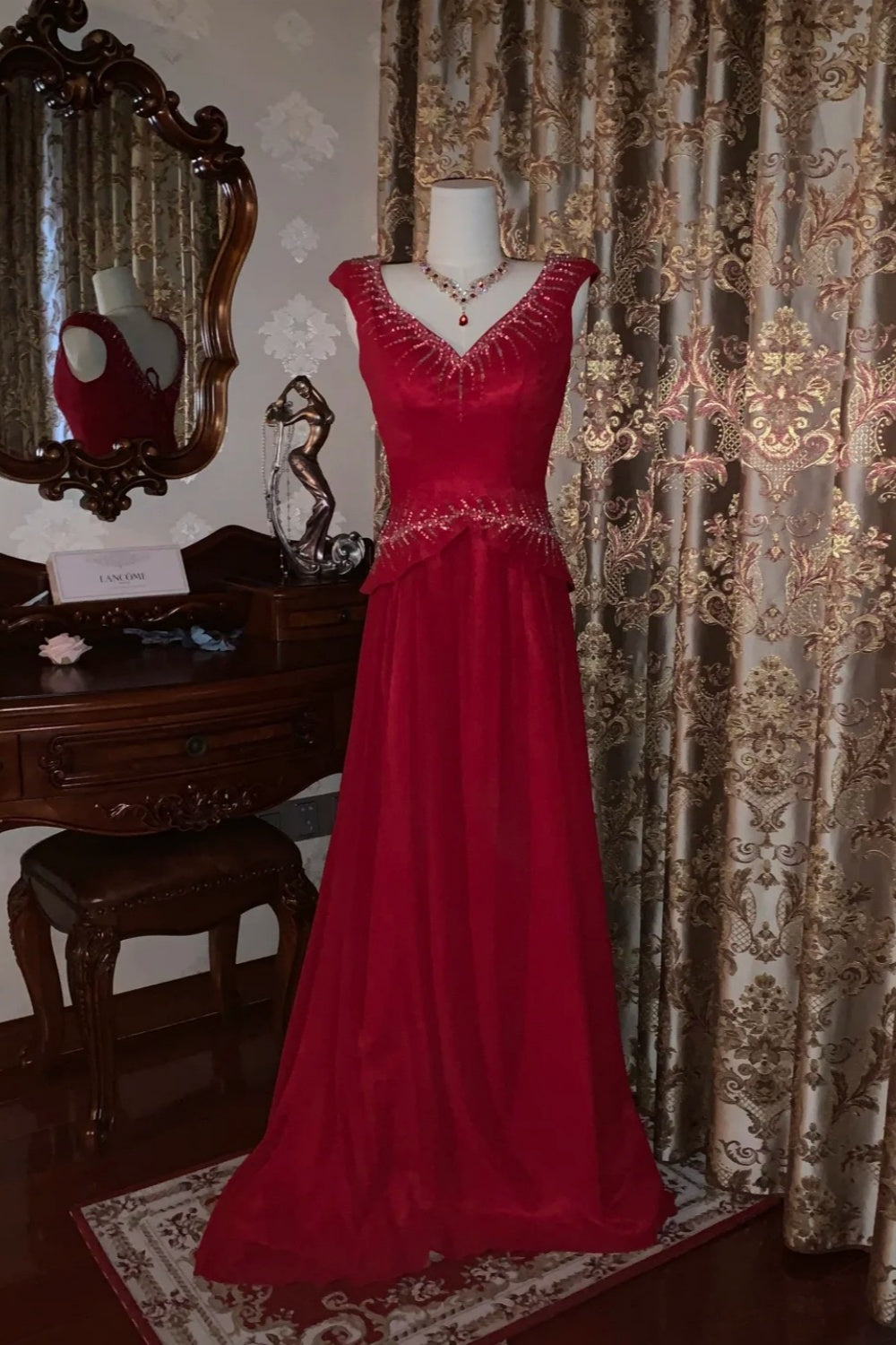 Luxuriöses, elegantes, weinrotes, perlenbesetztes, ärmelloses Abendkleid mit V-Ausschnitt und Schleppe – Brautmutterkleid &amp; Abendkleid NV6372