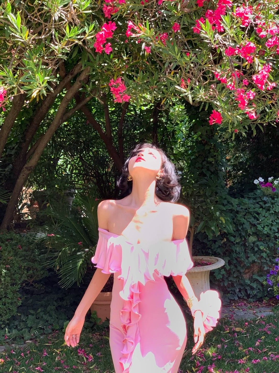 Rosafarbenes, gerüschtes Abendkleid mit Farbverlauf: V-Ausschnitt, schulterfrei, taillierter Meerjungfrauenschnitt, französisch-romantischer Stil NV6401