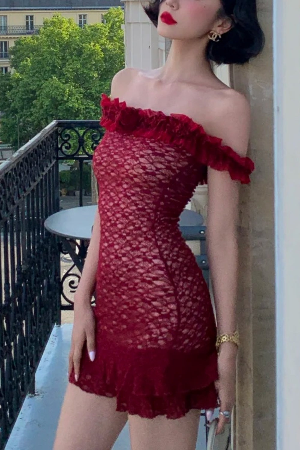 Burgunderfarbenes Minikleid aus Spitze mit Carmen-Ausschnitt: Rüschensaum, figurbetont, im angesagten französischen Retro-Stil NV6404