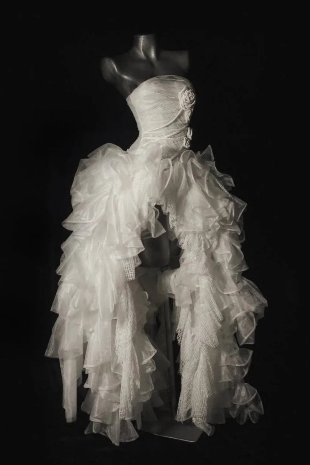 Weißes Organza-Abendkleid mit 3D-Rosenmuster | Trägerloses, asymmetrisches Kleid mit Schleppe | Feenhaftes Luxus-Couture-Abendkleid für Hochzeitsfotos NV6324