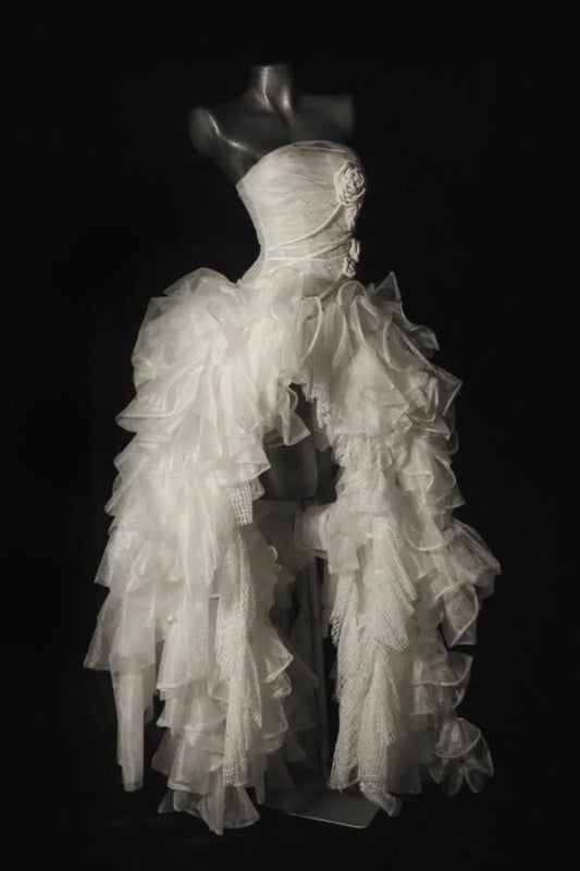Weißes Organza-Abendkleid mit 3D-Rosenmuster | Trägerloses, asymmetrisches Kleid mit Schleppe | Feenhaftes Luxus-Couture-Abendkleid für Hochzeitsfotos NV6324