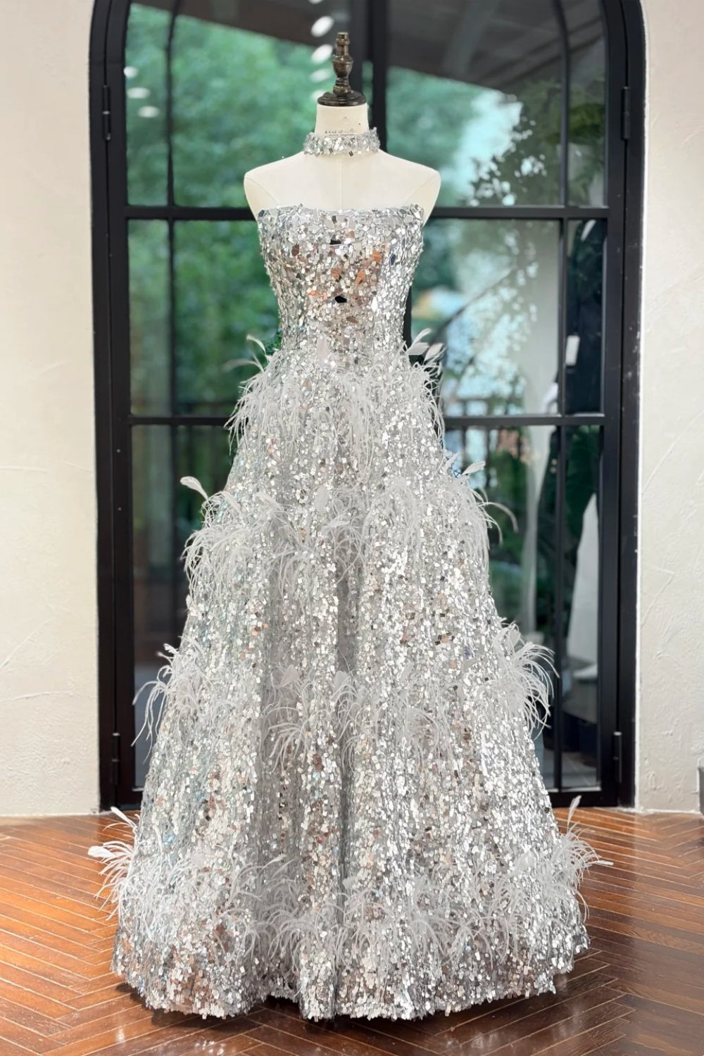 Sternenklares, schimmerndes, silbernes, trägerloses Ballkleid mit Federn und Diamantbesatz – ein atemberaubendes Kleid für Dinner und Preisverleihung NV6358