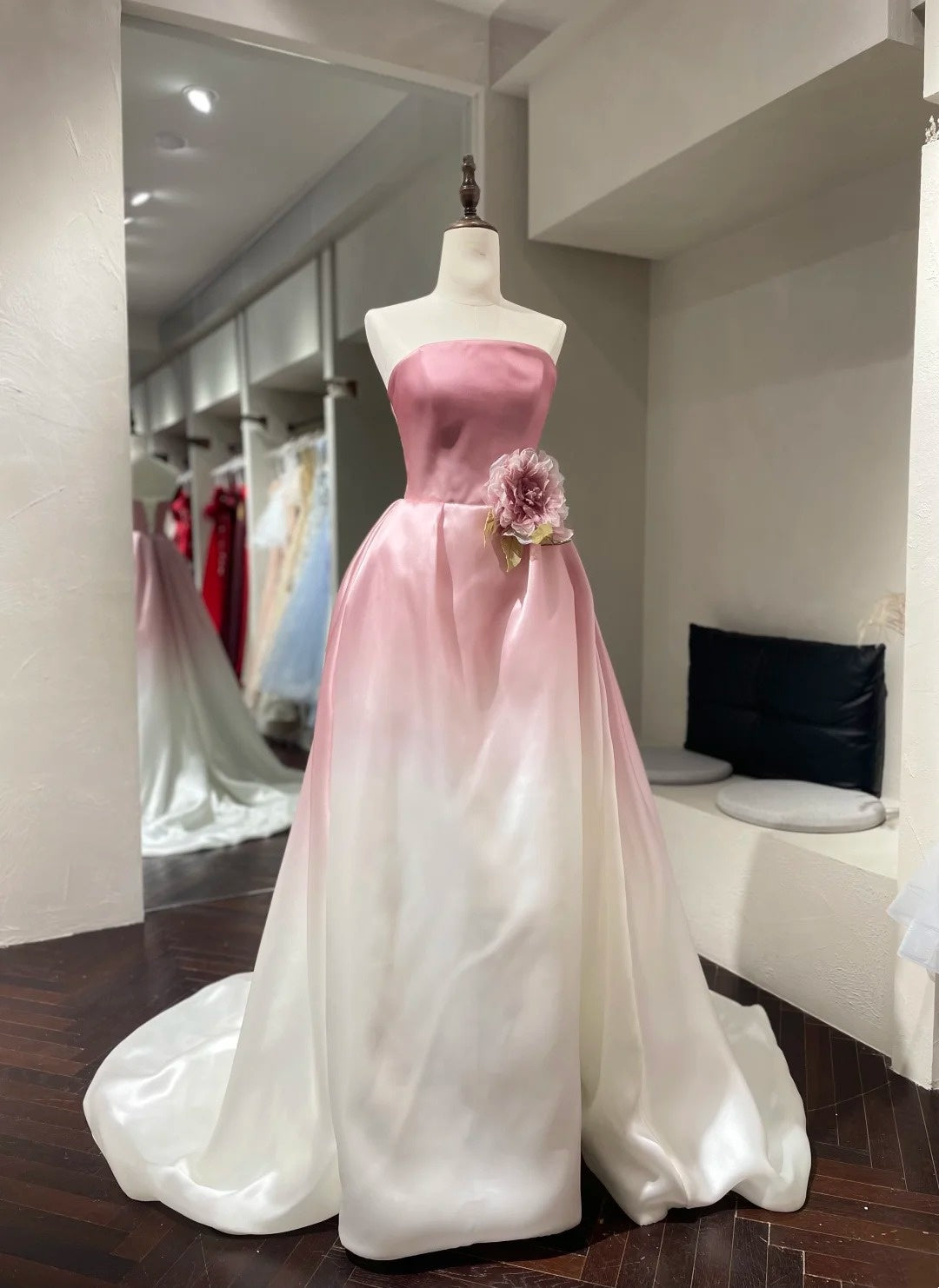 Romantisches Luxus-Ballkleid aus rosa-weißem Farbverlauf-Satin, trägerlos und mit Schleppe - Elegantes Kleid für Verlobung und Gartenhochzeit NV6359