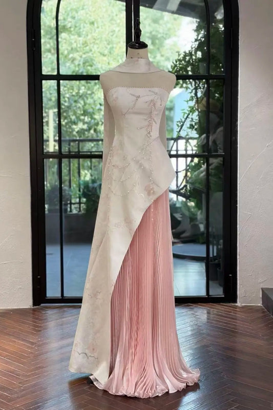Modernes chinesisch inspiriertes, trägerloses Abendkleid im rosa-weißen Kontrast-Stil mit Schalkragen und plissierter Schleppe – Elegantes Kleid für Verlobung und chinesische Hochzeit NV6361